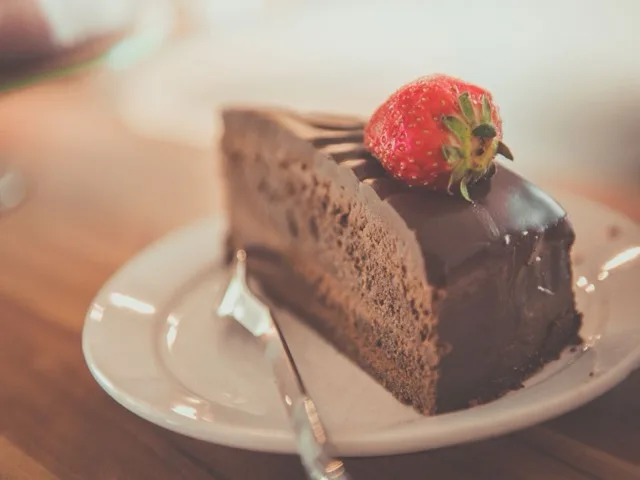Elkészült, szeletelt csokoládétorta tálalva